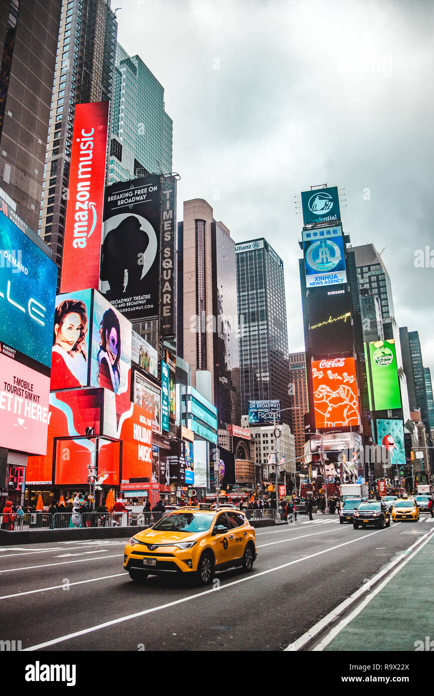 New York City: Typische Straßenszene in Times Square, NEW YORK CITY, mit Yellow Cab Taxi und helle Beleuchtung Reklametafeln Werbung auf Hochhäuser Stockfoto