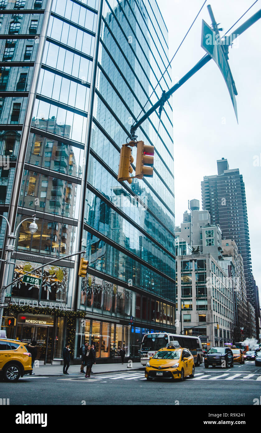 New York City typische Straße Szene auf Manhattan, NYC, mit Yellow Cab Taxi am Scheideweg Stockfoto