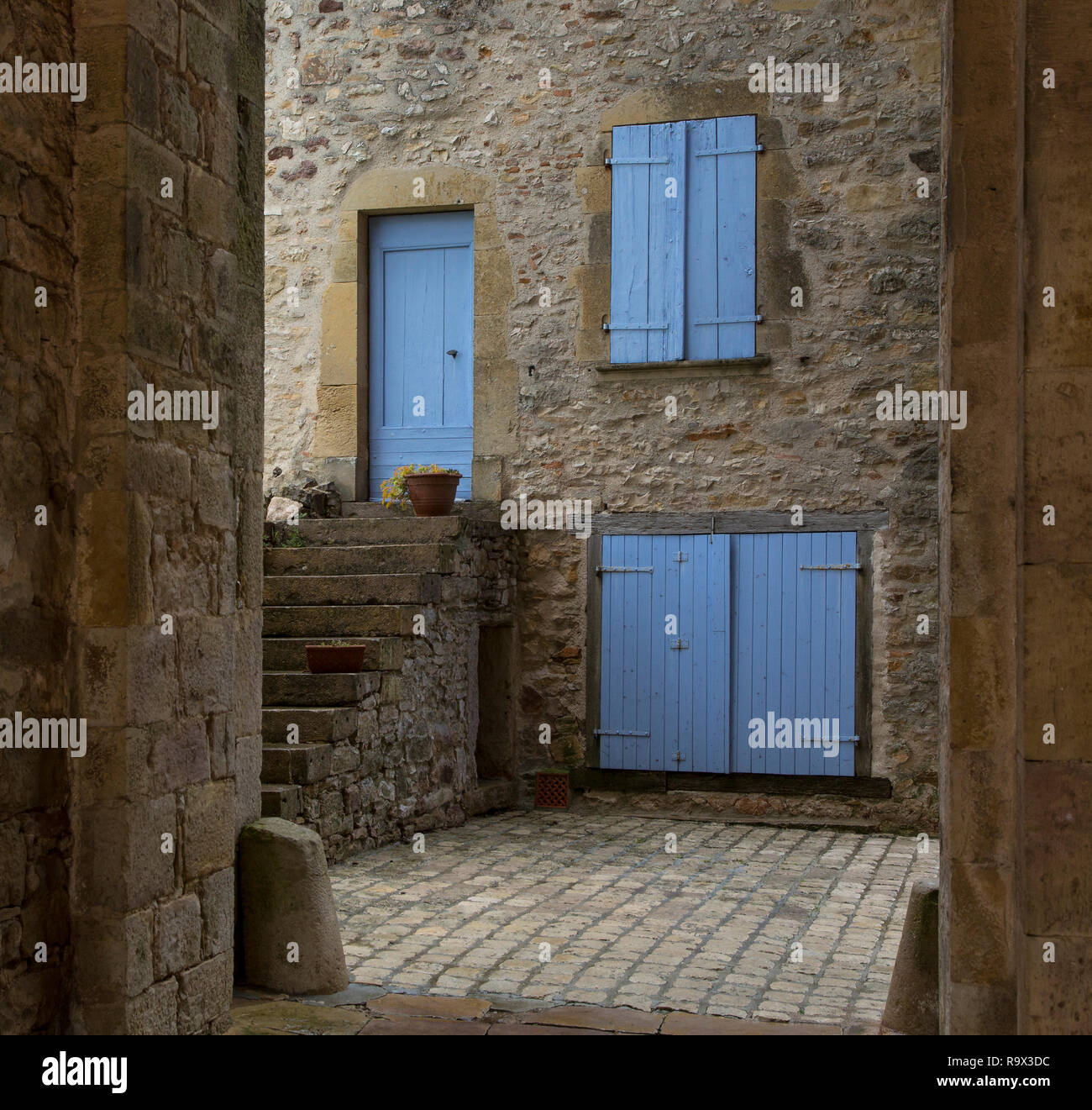 Penne, einer der 100 schönsten Dörfern Frankreichs. Eine Terrasse mit Fassade, Fensterläden, Türen und Schritte Stockfoto