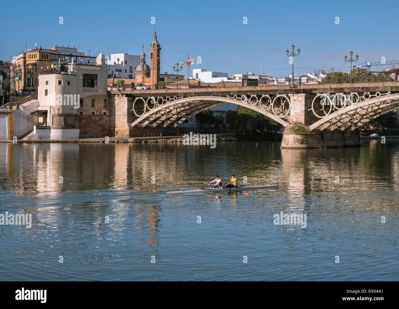 Isabel II, besser als Brücke Puente de Triana Brücke bekannt, da es den Guadalquivir Fluss überquert, Stadtviertel Triana, Sevilla, Spanien Stockfoto