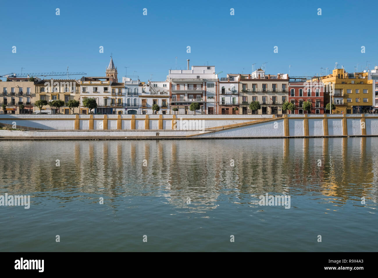 Bunte Häuser mit erhöhten Blick auf den Fluss Guadalquivir, Sevilla, Spanien. Stockfoto