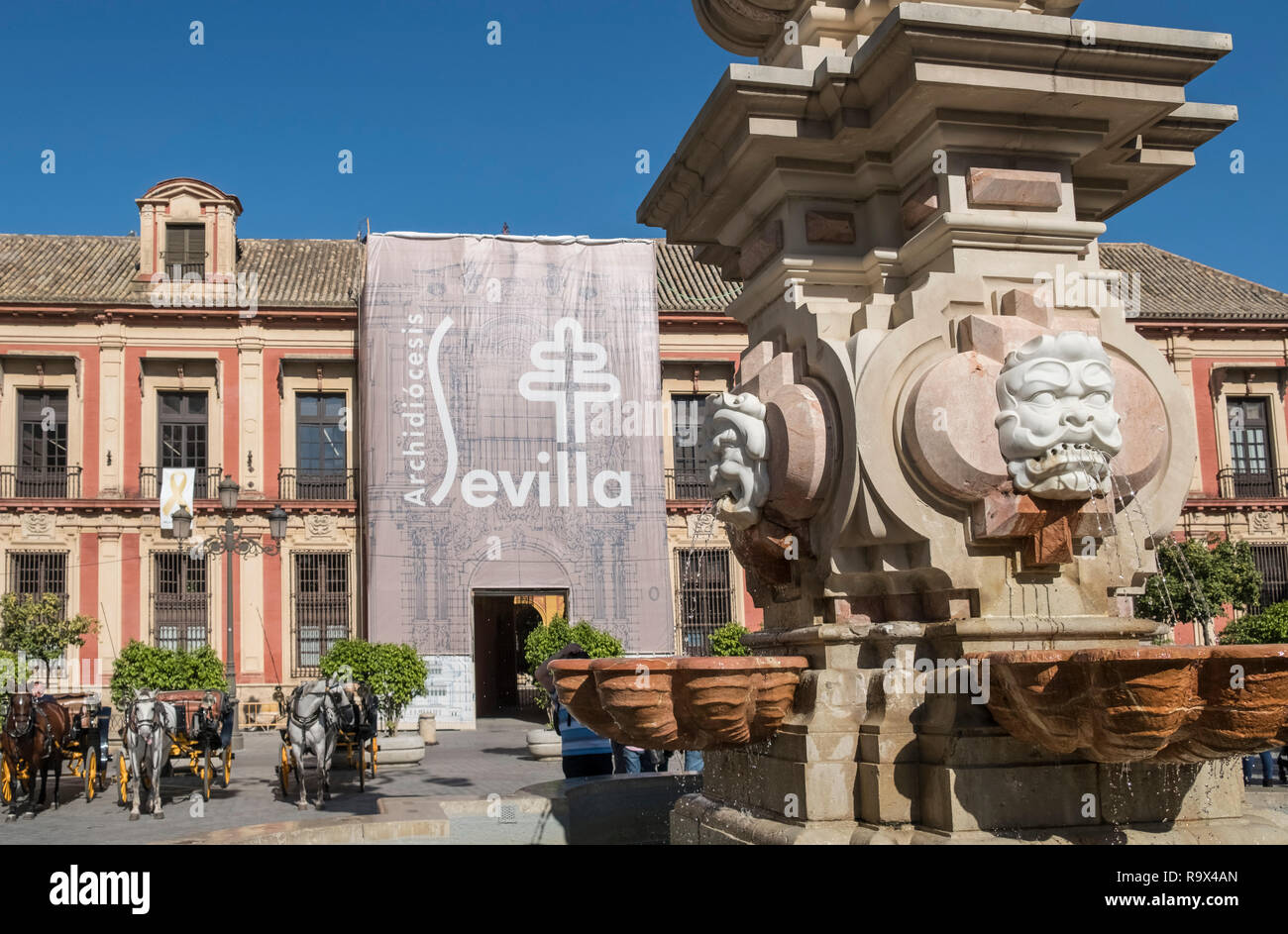 Beliebte touristische Ort mit Pferdewagen in Plaza Virgen de los Reyes, Sevilla, Spanien Stockfoto