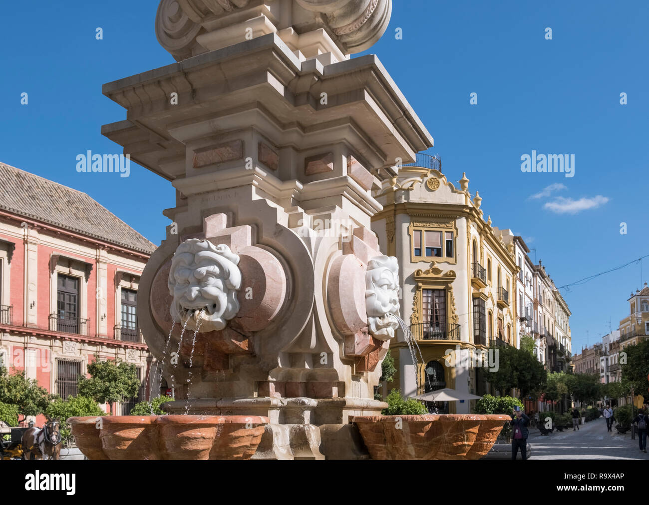 Trinkbrunnen in beliebten Touristenort, Plaza Virgen de los Reyes, Sevilla, Spanien Stockfoto