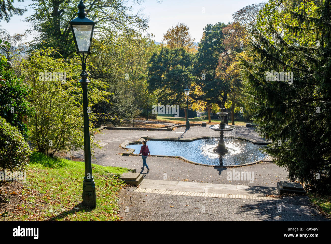 Person zu Fuß durch einen Brunnen am Arboretum, Lincoln, England, Großbritannien Stockfoto