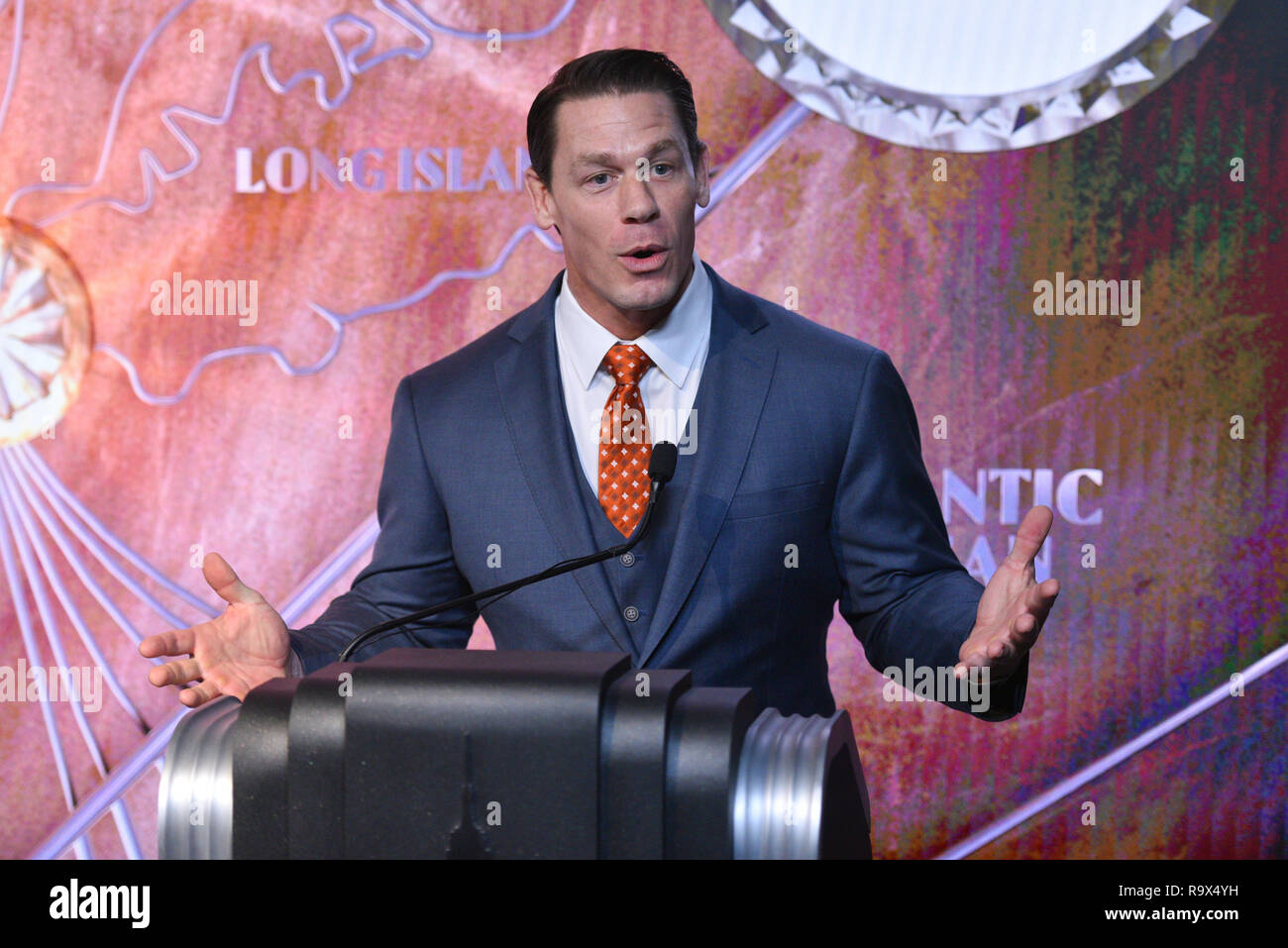 John Cena besuche das Empire State Building in Unterstützung der Make-A-Wish Foundation am 20 Dezember, 2018 in New York City. Stockfoto