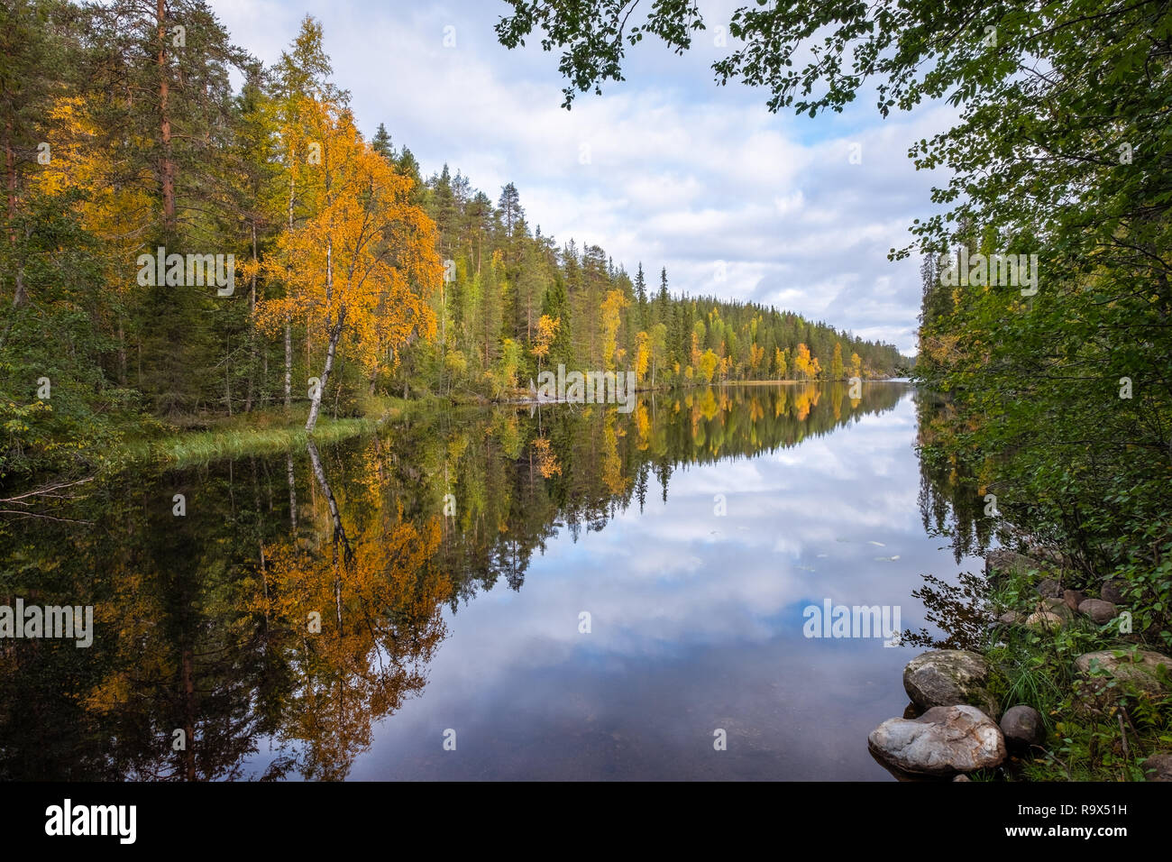 Herbst Landschaft mit idyllischen See und die Farben des Herbstes tagsüber in Hossa, National Park, Finnland. Stockfoto