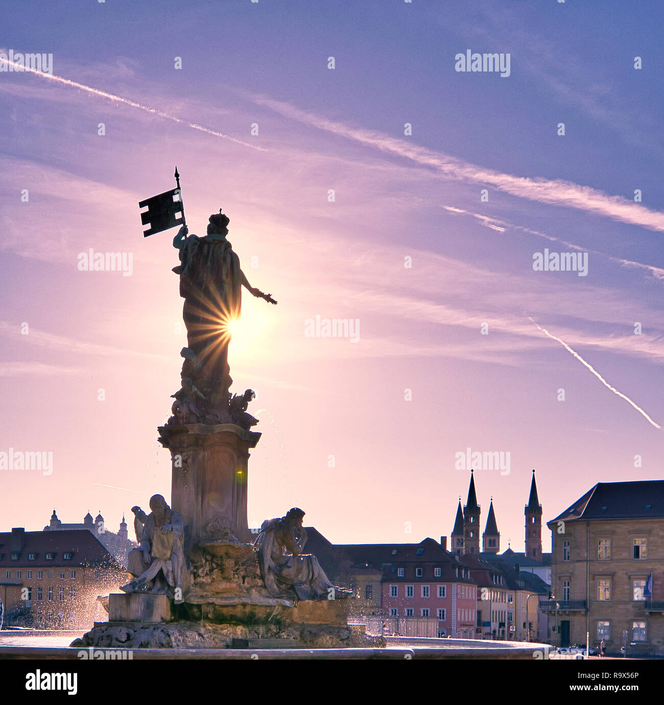 Der Springbrunnen Statue vor der fürstbischöflichen Residenz von Würzburg. Symbol der Franken Freistaat Bayern Deutschland. Reiseziel sommer sonne Stockfoto