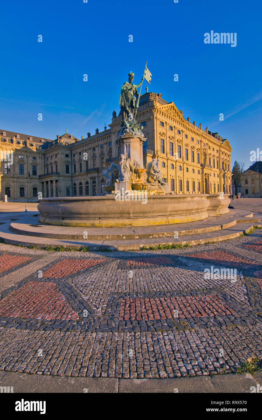 Der Springbrunnen Statue vor der fürstbischöflichen Residenz von Würzburg. Symbol der Franken Freistaat Bayern Deutschland. Reiseziel sommer sonne Stockfoto