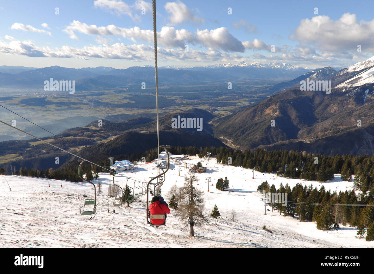 Panoramablick vom Skilift am Krvavec Alpine Ski Resort in Slowenien Gorenjska Region mit den Julischen Alpen im Hintergrund, Wintersport und Reisen Stockfoto