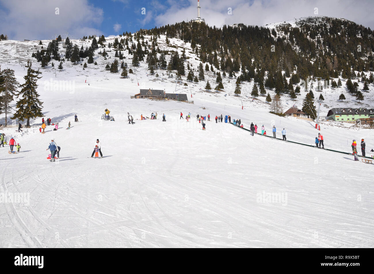 Anfänger und Kinder Neigung an Alpine Ski Resort, Kinder und Eltern Skifahren, Familie Winter Sport und Spaß Stockfoto