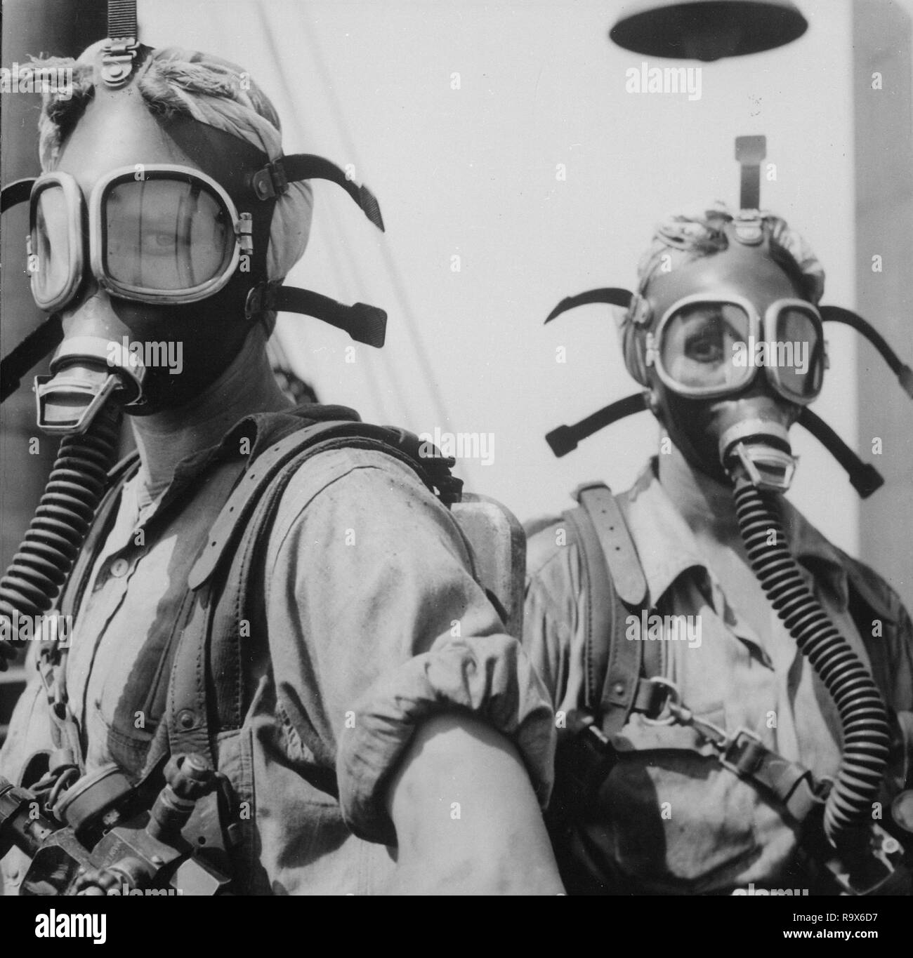 Wie Mädchen von Mars werden diese 'Frauen' an der U.S. Steel Gary, Indiana, arbeitet. Ihre Aufgabe ist es, zu Reinigen in regelmäßigen Abständen um die Spitzen von zwölf Hochöfen. Als eine Sicherheitsmaßnahme, die Mädchen Sauerstoffmasken., 1940-1945 Verschleiß Stockfoto