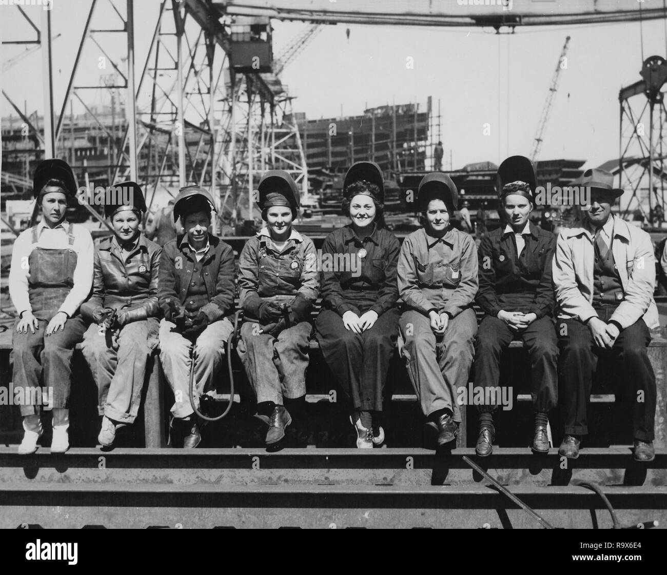 Line-up von einigen Frauen Schweißer einschließlich der Frauen Schweißen Champion der Ingalls Shipbuilding Corp. Pascagoula, Mississippi, 1943. Stockfoto