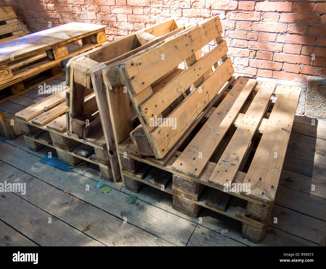 Bänke aus alten Holz- lagerung Paletten Stockfoto