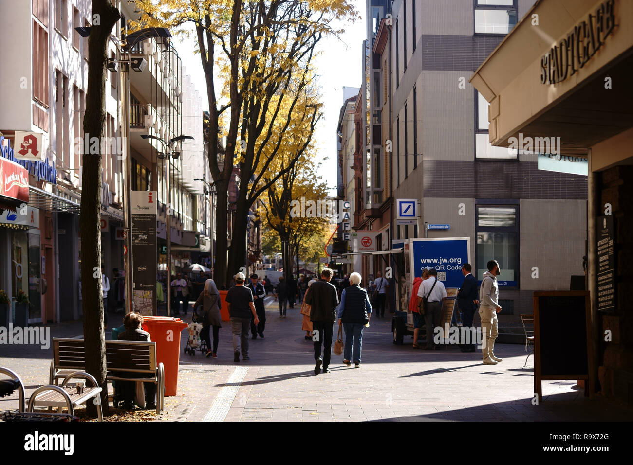 Worms, Deutschland - Oktober 13, 2018: Die RATHENAU Straße, einer Einkaufsstraße im Stadtzentrum am 13. Oktober 2018 in Worms. Stockfoto