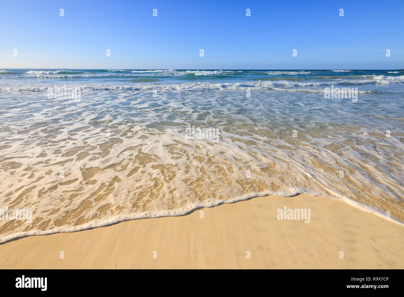 Welle auf die Küste Sandstrand, marine Meer sauber Mittelmeer Es Trenc Mallorca Spanien Stockfoto