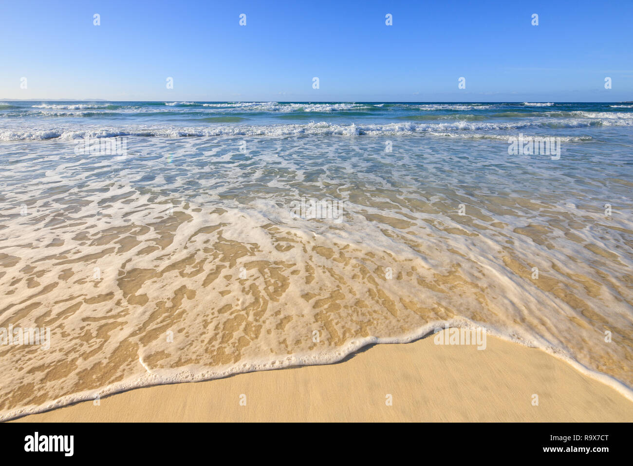 Welle auf die Küste Sandstrand, marine Meer sauber Mittelmeer Es Trenc Mallorca Spanien Stockfoto