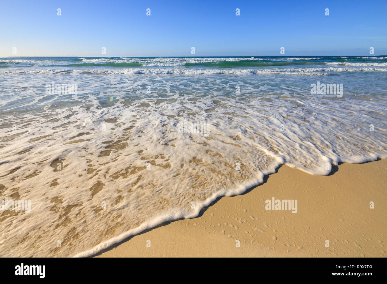 Welle auf die Küste Sandstrand, marine Meer sauber Mittelmeer Es Trenc Mallorca Spanien Stockfoto