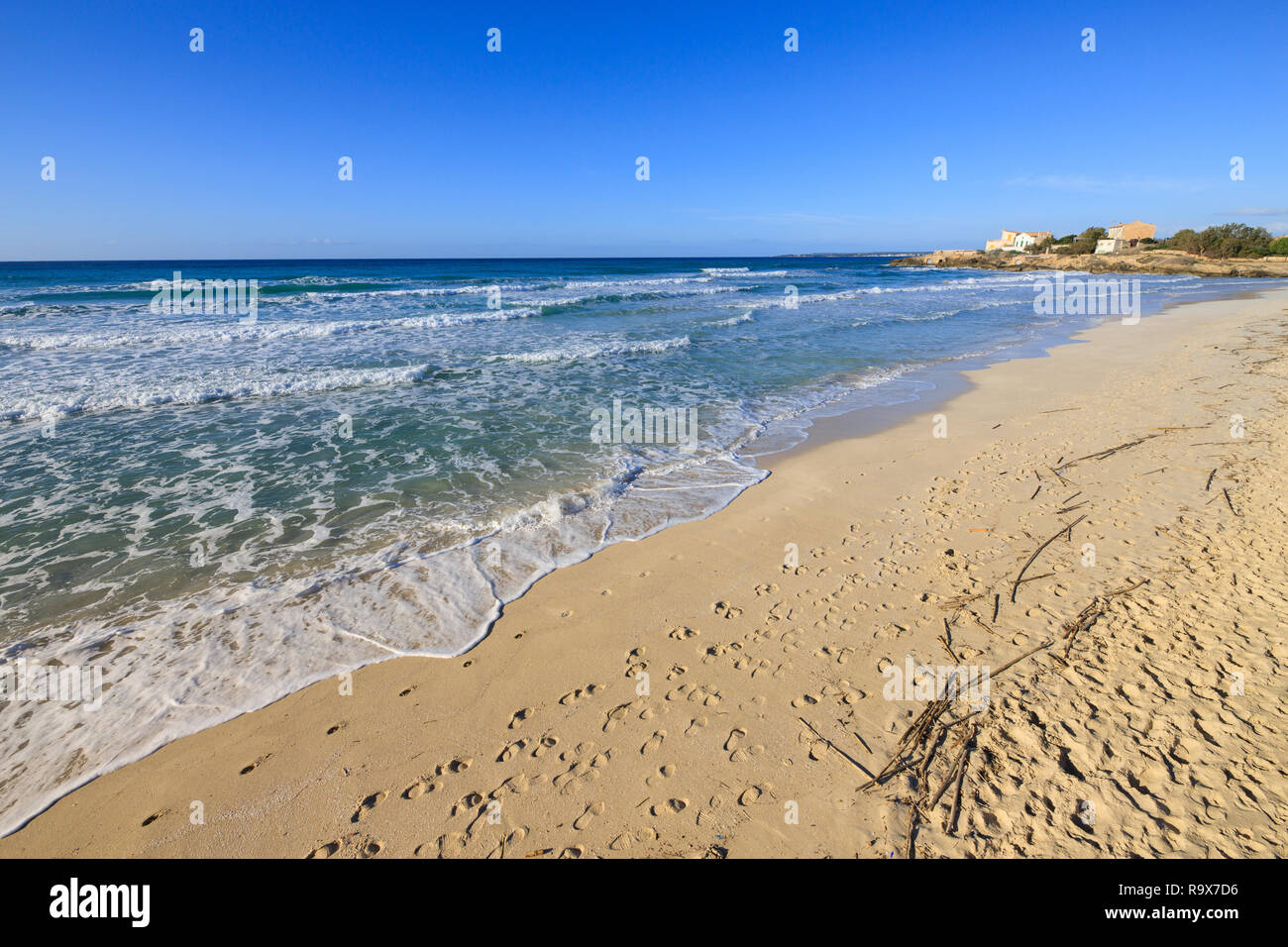 Welle auf die Küste Sandstrand, marine Meer sauber Mittelmeer Es Trenc Mallorca Spanien Stockfoto