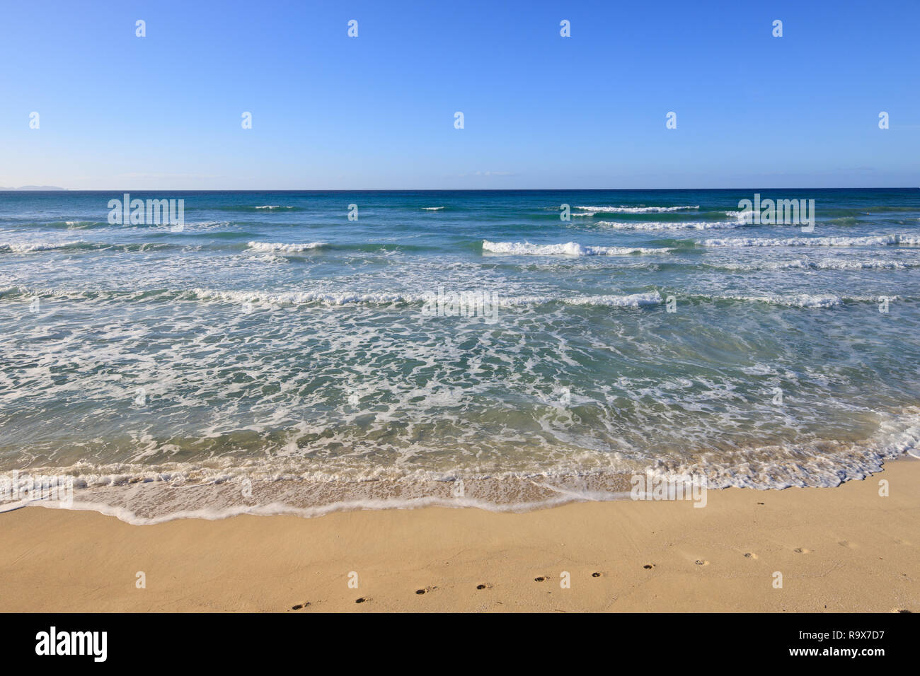 Welle auf die Küste Sandstrand, marine Meer sauber Mittelmeer Es Trenc Mallorca Spanien Stockfoto