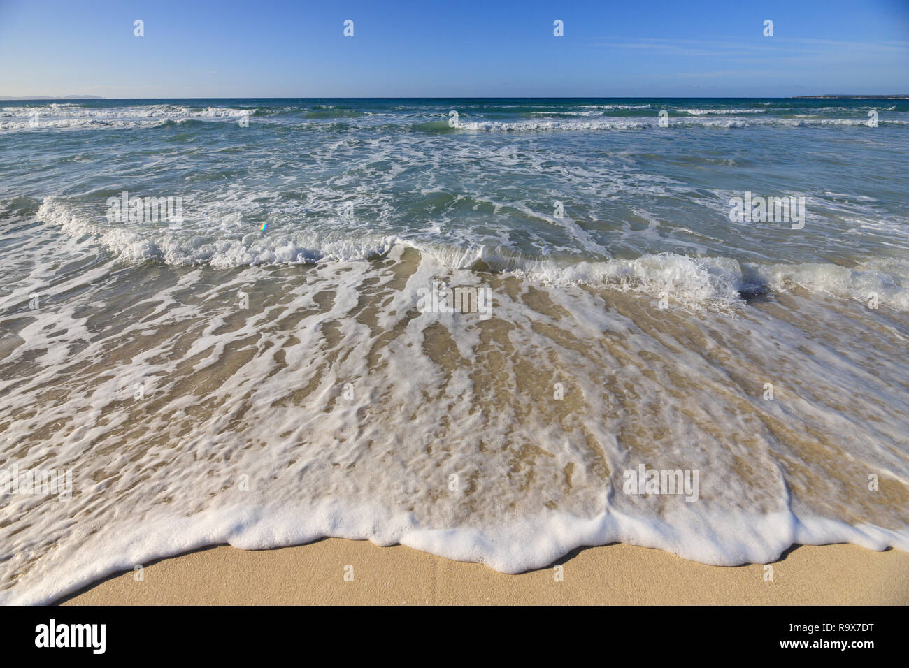 Welle auf die Küste Sandstrand, marine Meer sauber Mittelmeer Es Trenc Mallorca Spanien Stockfoto