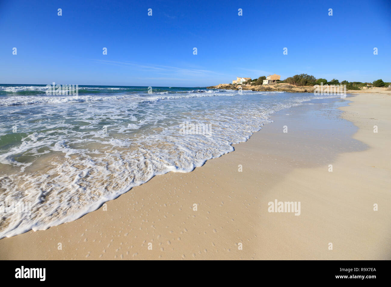 Welle auf die Küste Sandstrand, marine Meer sauber Mittelmeer Es Trenc Mallorca Spanien Stockfoto