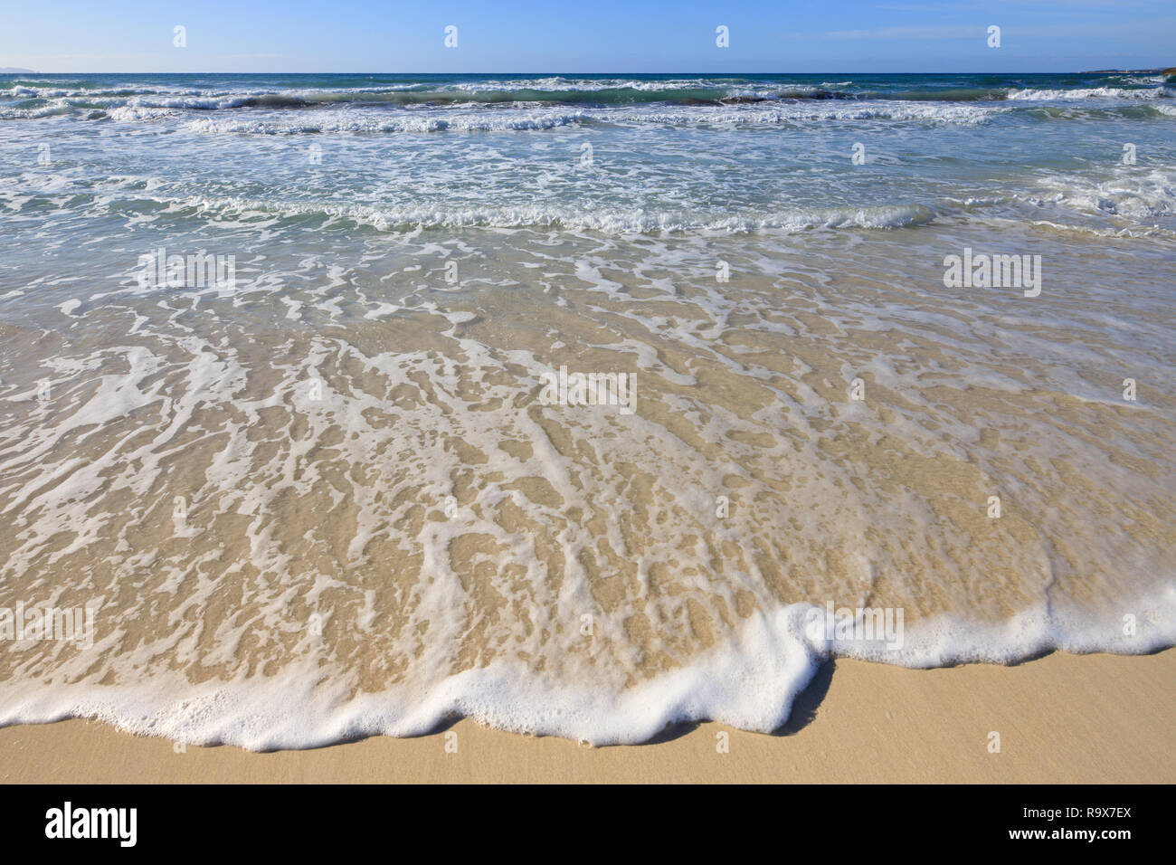 Welle auf die Küste Sandstrand, marine Meer sauber Mittelmeer Es Trenc Mallorca Spanien Stockfoto