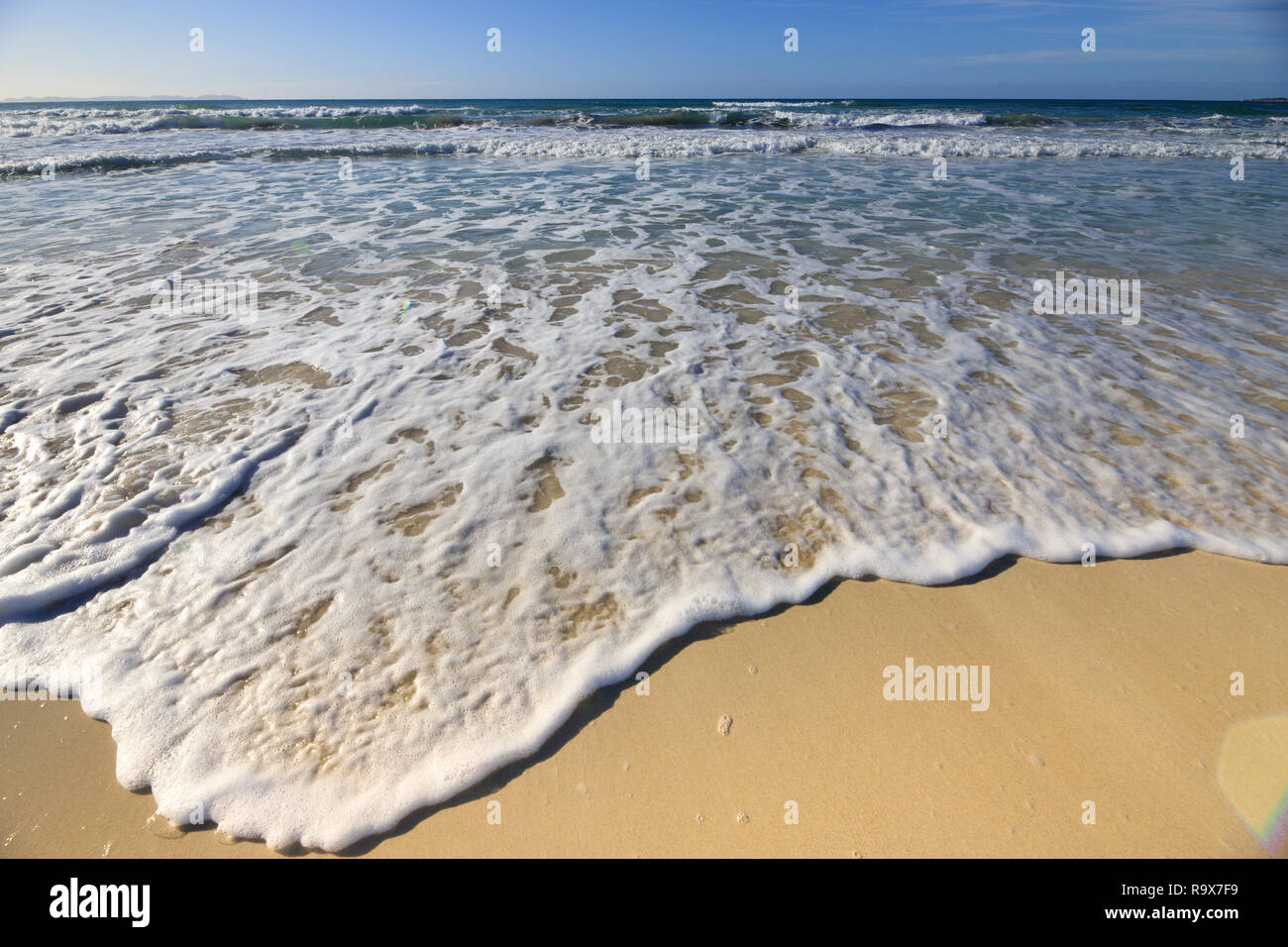 Welle auf die Küste Sandstrand, marine Meer sauber Mittelmeer Es Trenc Mallorca Spanien Stockfoto