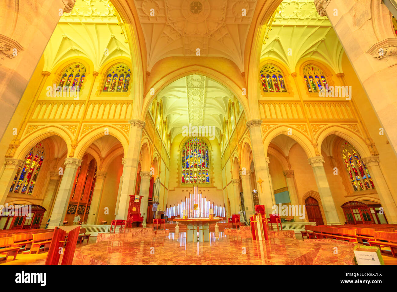 Perth, Western Australia - Jan 3, 2018: Innenraum nach Osten von St. Mary's Kathedrale in der Stadt Perth. Die Kathedrale der Unbefleckten Empfängnis der Seligen Jungfrau Maria im neugotischen Stil. Stockfoto