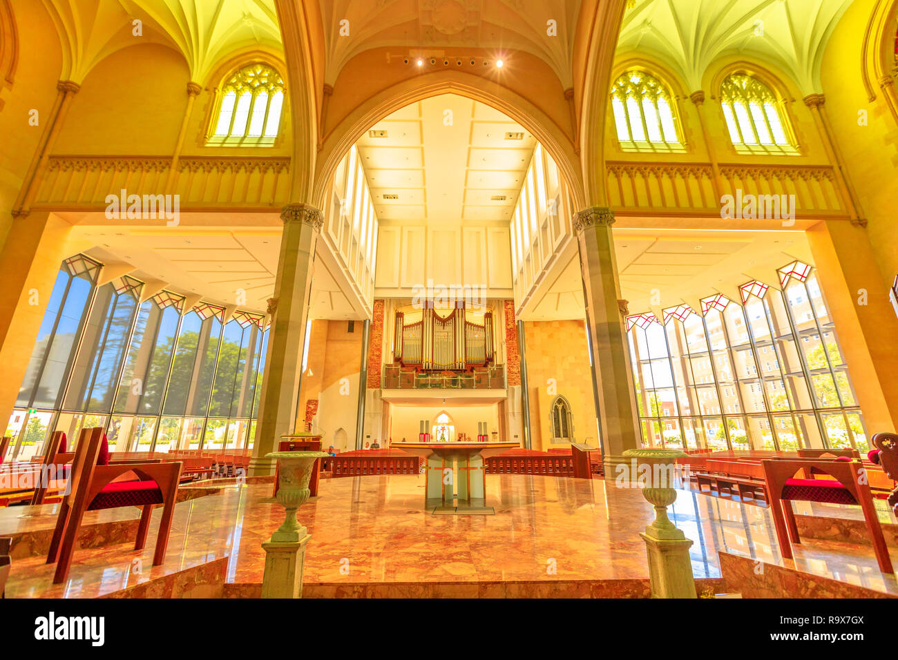 Perth, Western Australia - Jan 3, 2018: Einrichtung eines neuen Abschnitts des Langhauses nach Westen 2014 in der St. Mary's Kathedrale in der Stadt Perth. Die Kathedrale ist im neugotischen Stil. Berühmte Ort. Stockfoto