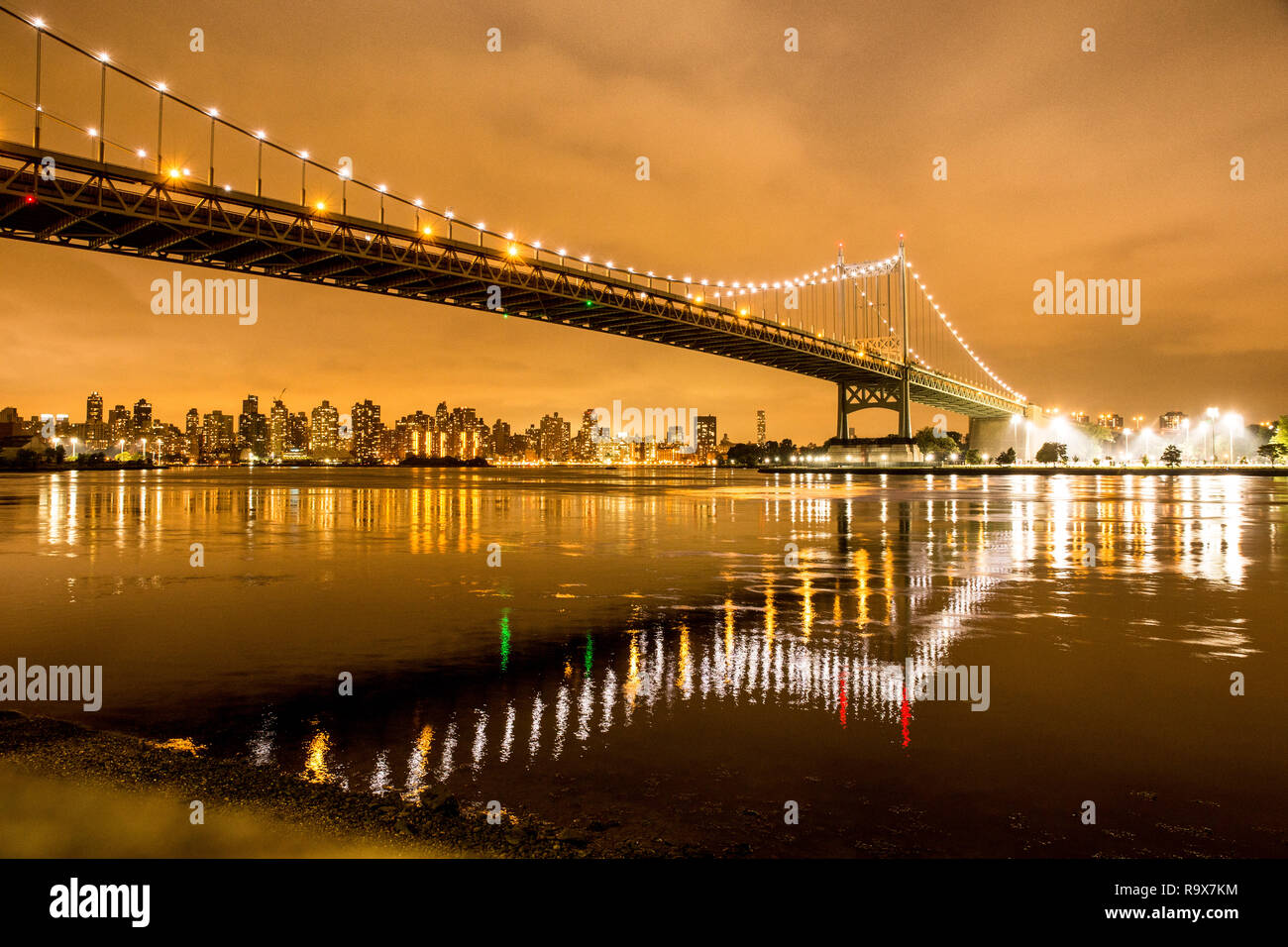 Ansicht der RFK Triborough Bridge von Astoria Queens auf Roosevelt Island und Manhattan in New York City bei Nacht Stockfoto