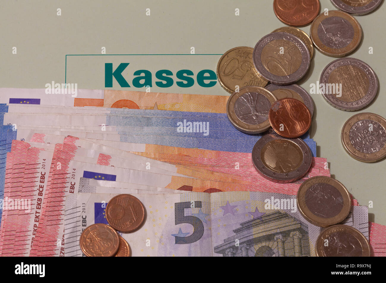 Deutsche Kassenbuch mit Geld-Euro Geld zählen - Währung Euro Stockfoto