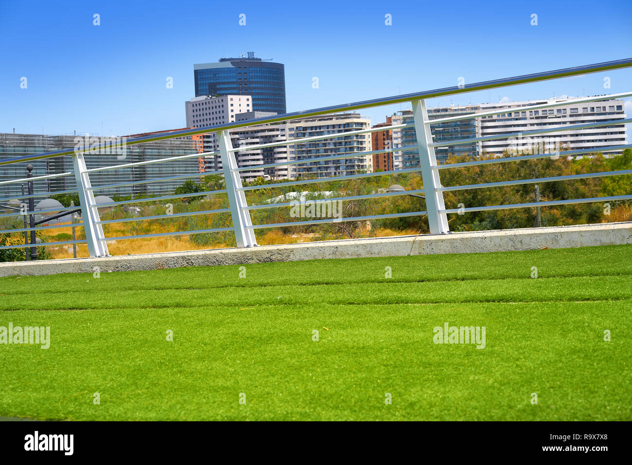 Valencia zug Eisenbahn mit grünen Rasen Gras und Geländer in Spanien Stockfoto