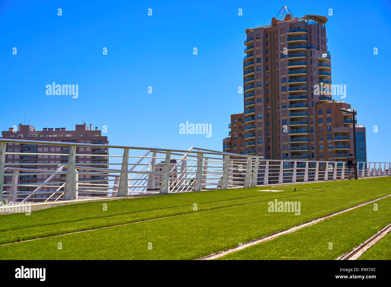 Valencia zug Eisenbahn mit grünen Rasen Gras und Geländer in Spanien Stockfoto