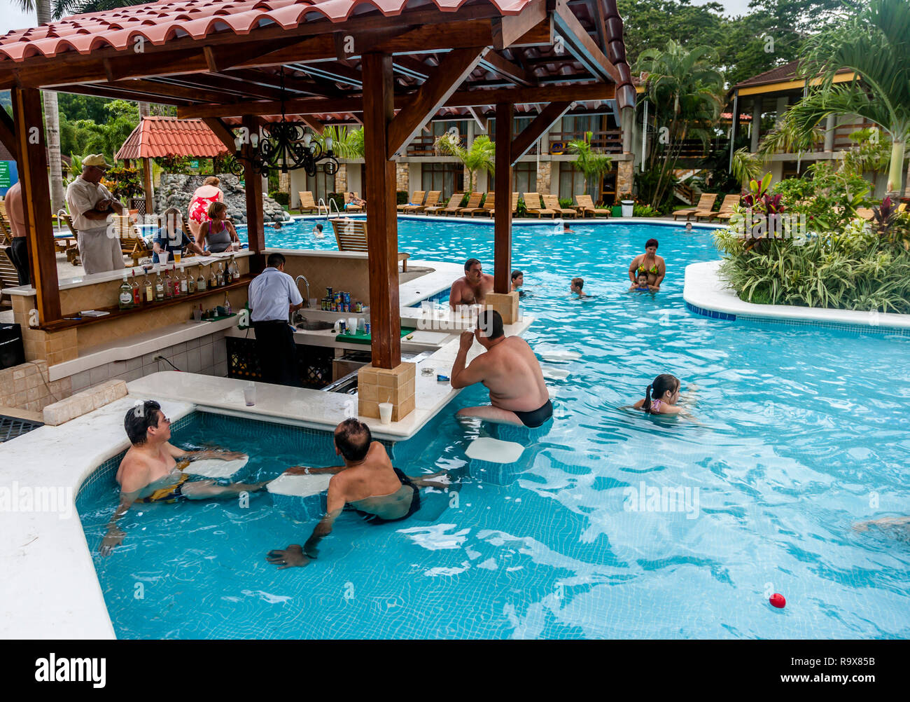 Entspannen Sie am Pool und genießen Sie Getränke an der Poolbar in Costa  Rica Stockfotografie - Alamy