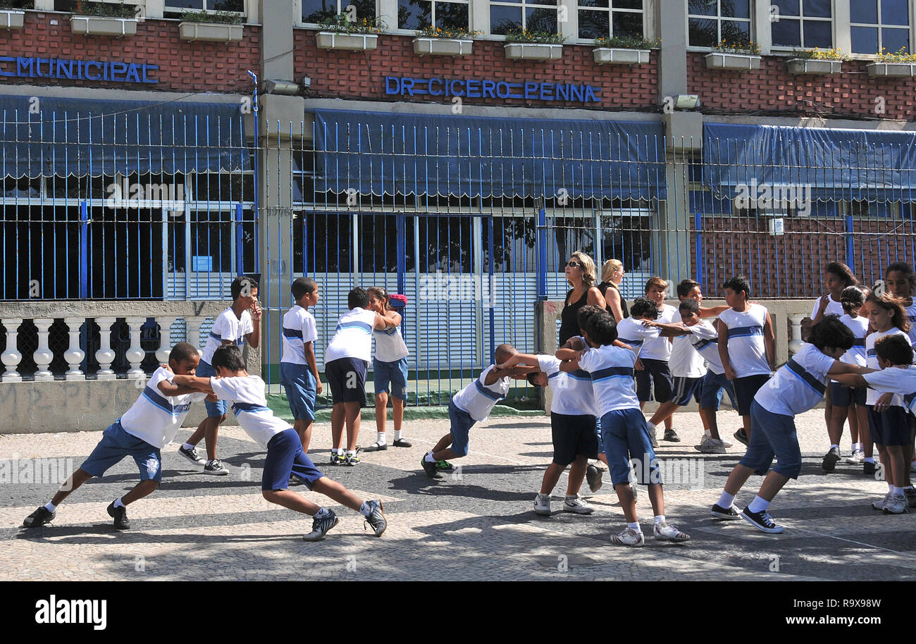 Natürliche Bildung in Straße, bevor die städtische Schule Dr. Cicero Renna, Avenida Atlantica, Copacabana, Rio de Janeiro, Brasilien Stockfoto