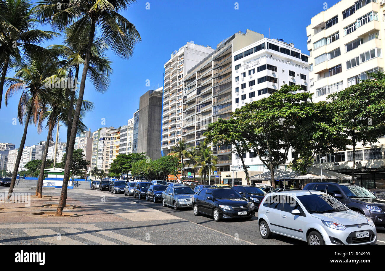 Datenverkehr auf der Atlantica Avenue, Copacabana, Rio de Janeiro, Brasilien Stockfoto