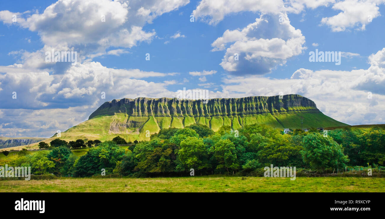 Typisch irische Landschaft mit den Ben Bulben Berg namens "Table Mountain" für seine besondere Form (County Sligo, Irland) Stockfoto