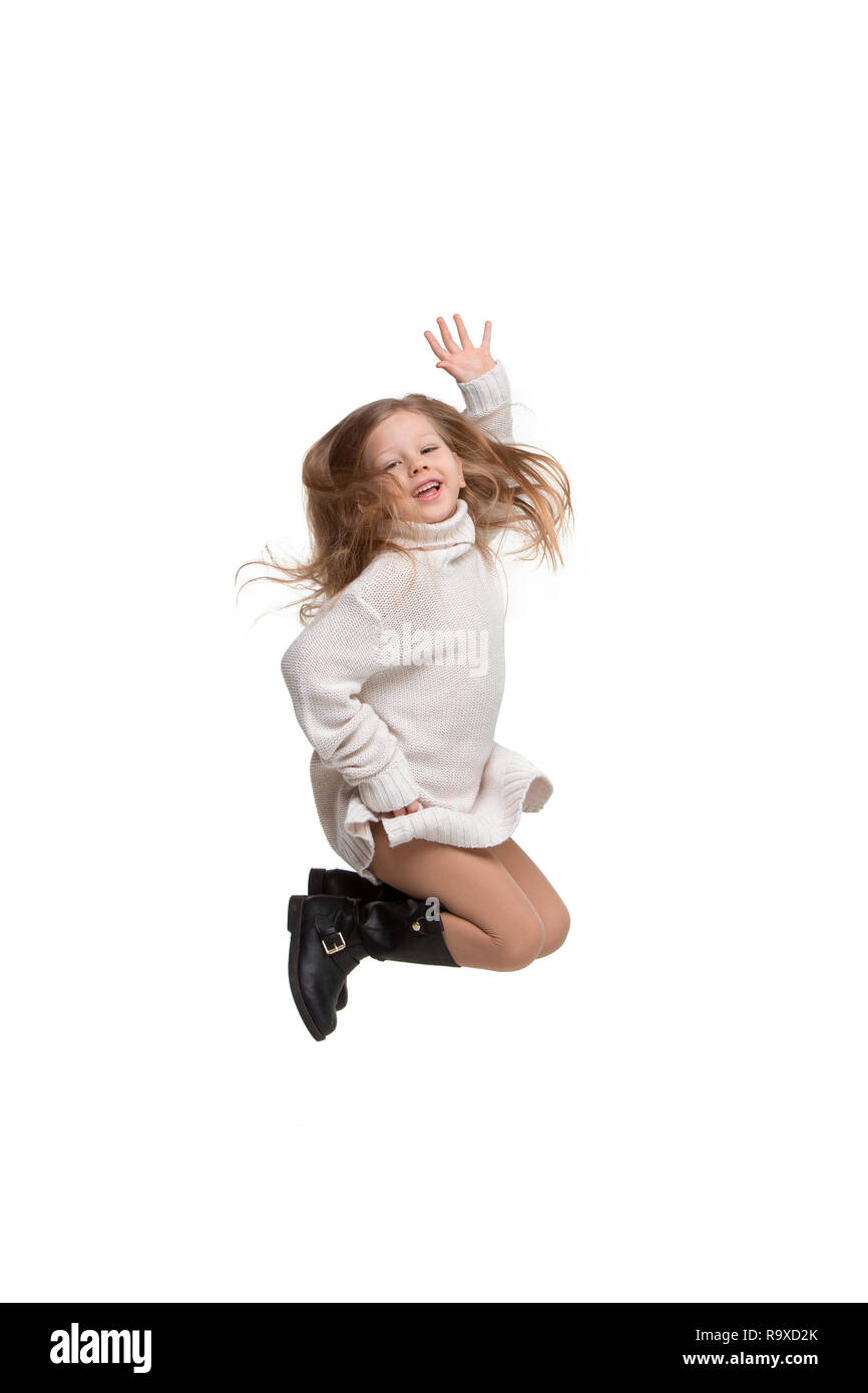 Süße kleine Mädchen springen. Studio gedreht. Weißer Hintergrund. Kids Fashion Concept Stockfoto