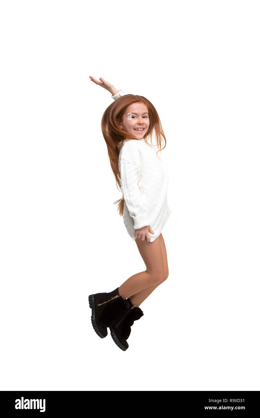 Süße kleine Mädchen springen. Studio gedreht. Weißer Hintergrund. Kids Fashion Concept Stockfoto