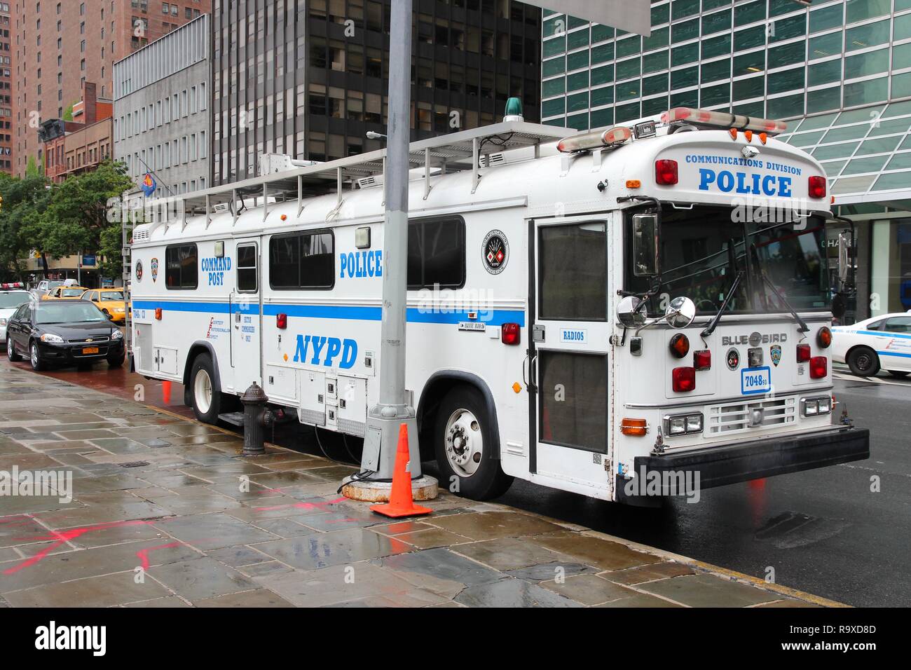 NEW YORK, USA - Juli 1, 2013: NYPD Command Post Bus in Manhattan geparkt. NYPD beschäftigt 34.500 uniformierte Beamte. Stockfoto