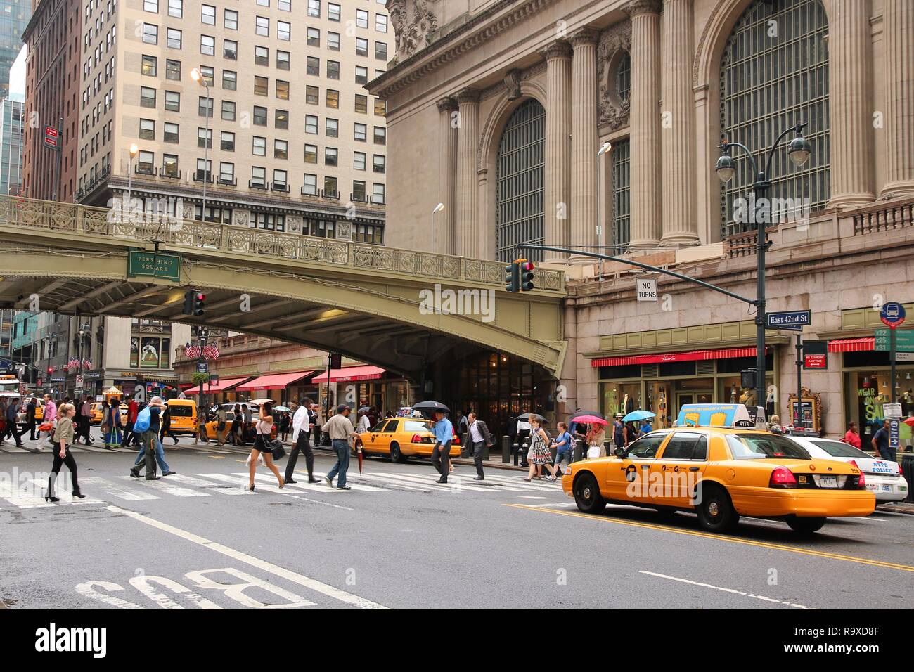 NEW YORK, USA - Juli 1, 2013: die Menschen geben Sie Grand Central Terminal in New York. Die Station besteht seit 1871. Es war Passagier fahrgastzahlen von 82 Mio. Stockfoto