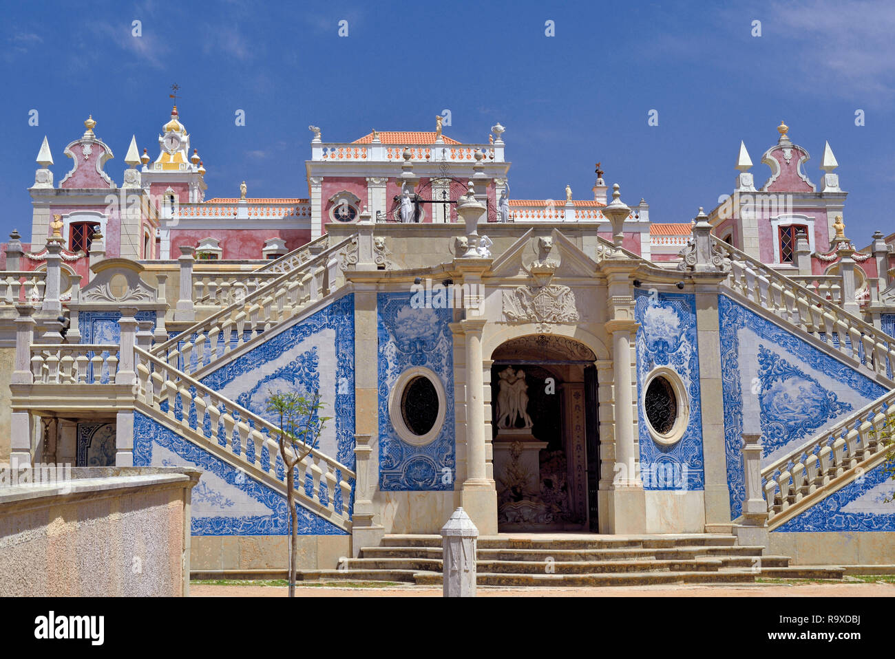 Italienische stylie Palast und Außentreppe mit blauen und weißen Fliesen Stockfoto