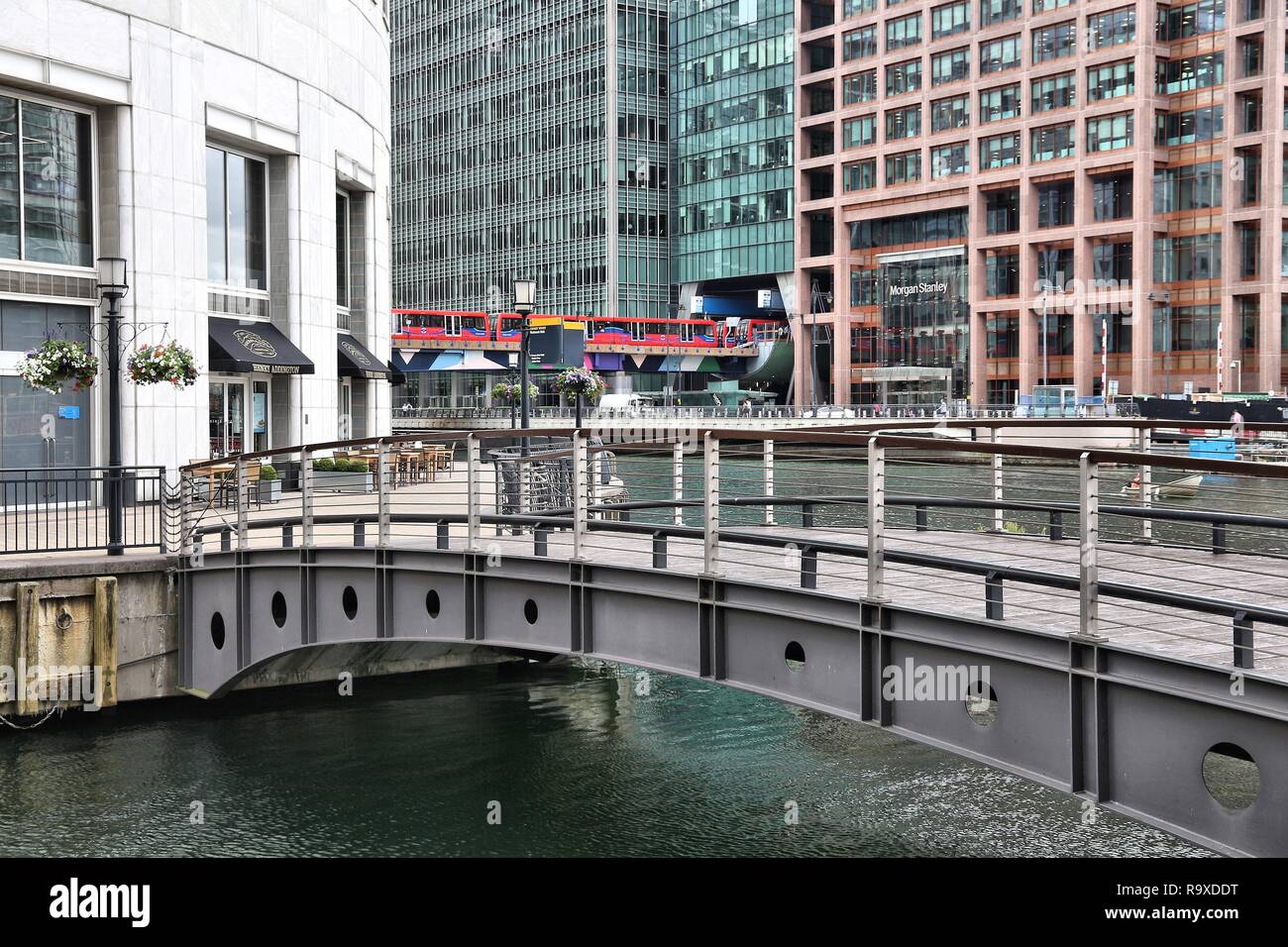 LONDON, Großbritannien - 8. JULI 2016: Blick auf die Stadt Canary Wharf modernen Bereich in London, UK. Canary Wharf ist London's zweite Finanzzentrum. Stockfoto