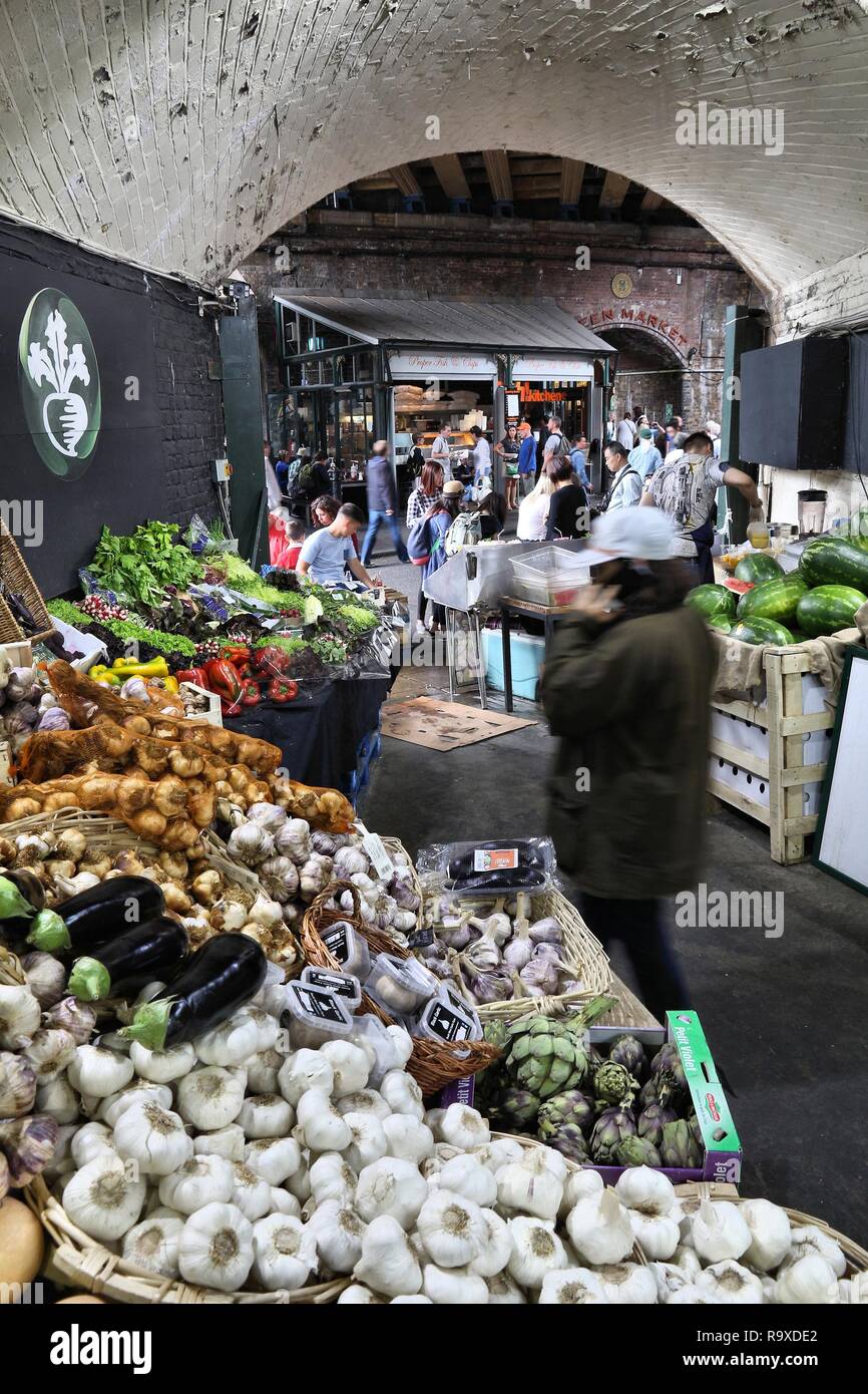 LONDON, Großbritannien - 8. JULI 2016: Menschen Shop am Borough Market in Southwark, London. Es ist einer der ältesten Märkte in Europa. Seinen 1.000sten Geburtstag war im Jahr 2014 Stockfoto