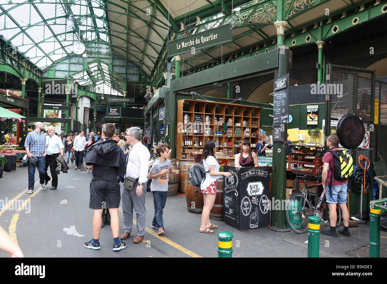 LONDON, Großbritannien - 8. JULI 2016: Menschen Shop am Borough Market in Southwark, London. Es ist einer der ältesten Märkte in Europa. Seinen 1.000sten Geburtstag war im Jahr 2014 Stockfoto
