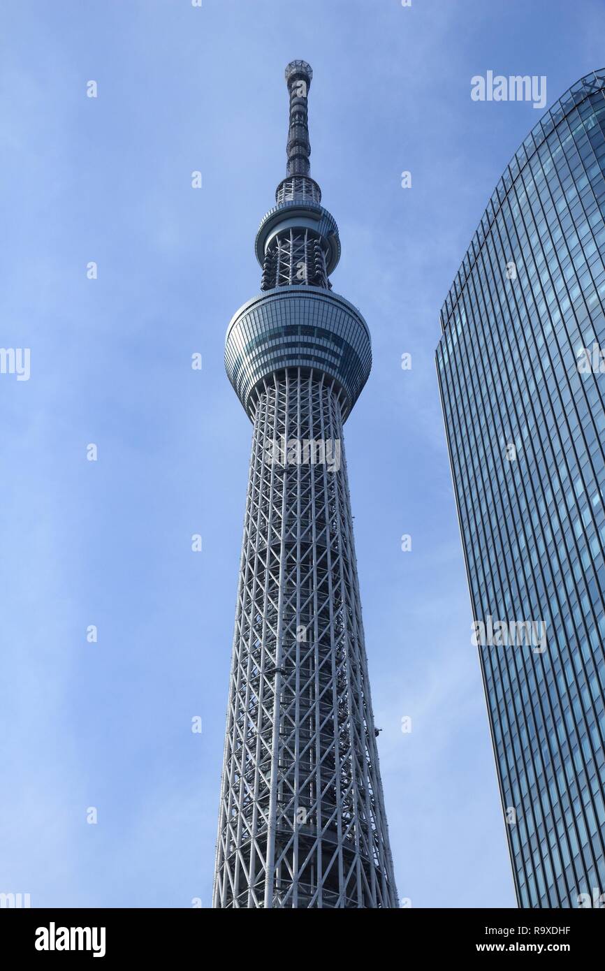 TOKYO, Japan - 30. NOVEMBER 2016: Skytree Tower in Tokio, Japan. Die 634 m hohen Sendemast ist die 2 höchsten Gebäude der Welt. Stockfoto