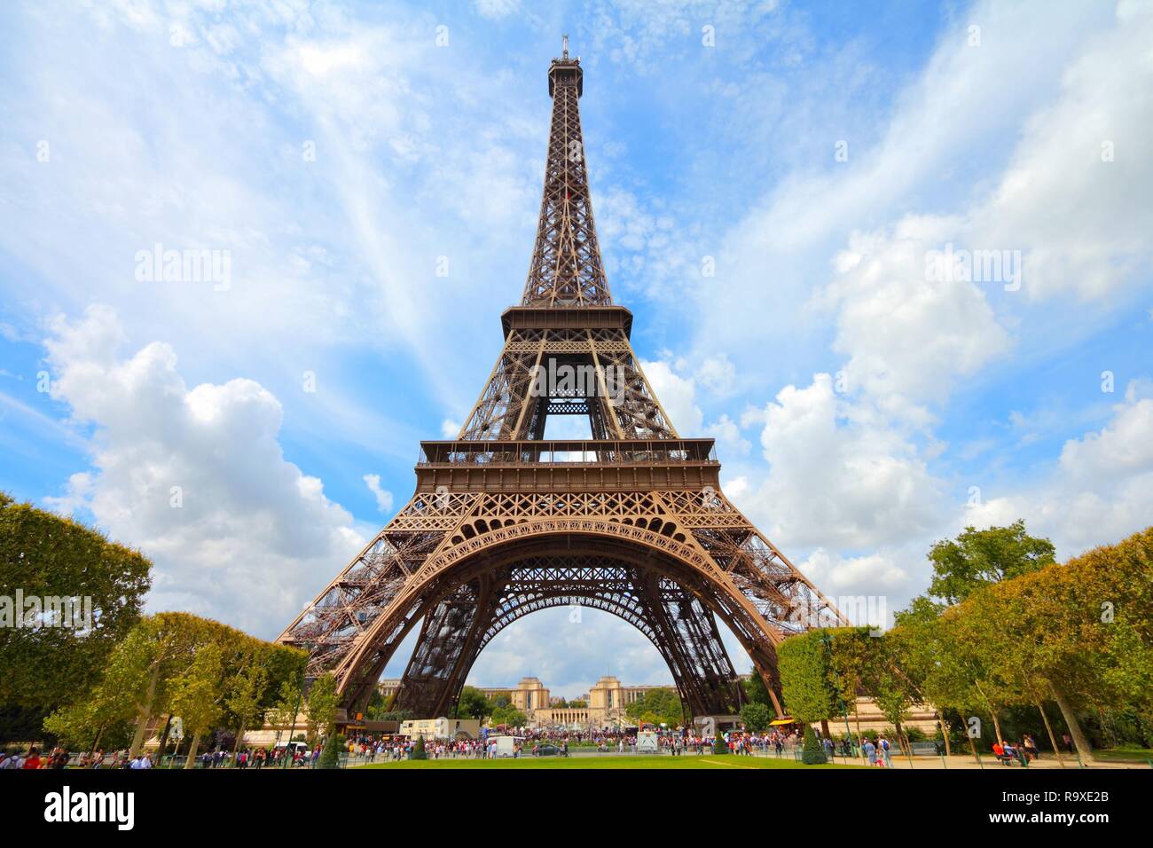 Paris, Frankreich - Eiffelturm gesehen vom Champ de Mars. UNESCO-Weltkulturerbe. Stockfoto Paris, Frankreich - Eiffelturm gesehen vom Champ de Mars. UNESCO-Weltkulturerbe. Stockfoto