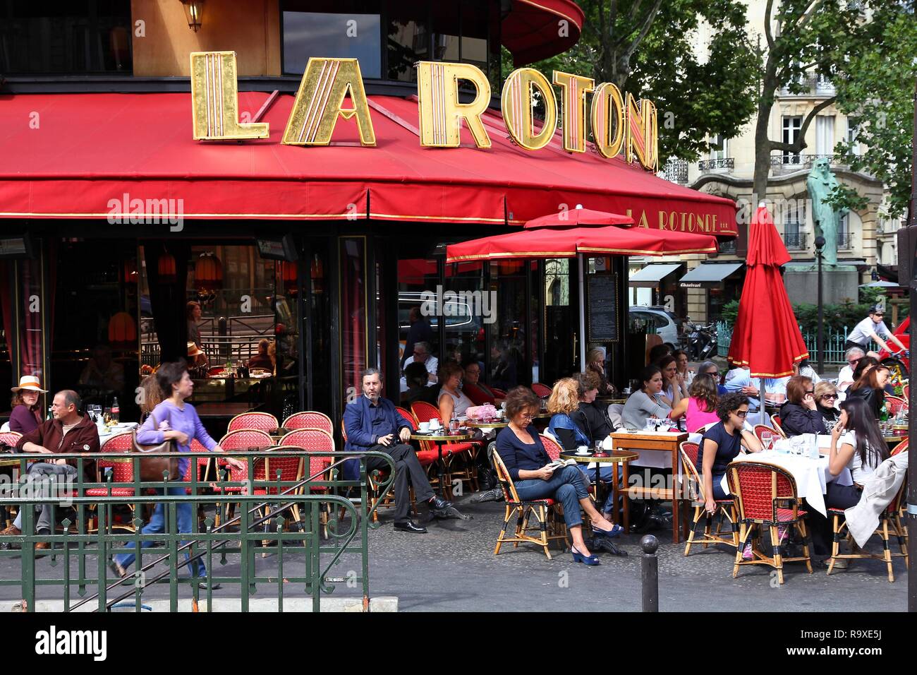 PARIS - Juli 24: Touristen Essen im La Rotonde Restaurant am 24. Juli 2011 in Paris, Frankreich. Paris ist die meistbesuchte Stadt der Welt mit 15,6 Millio Stockfoto