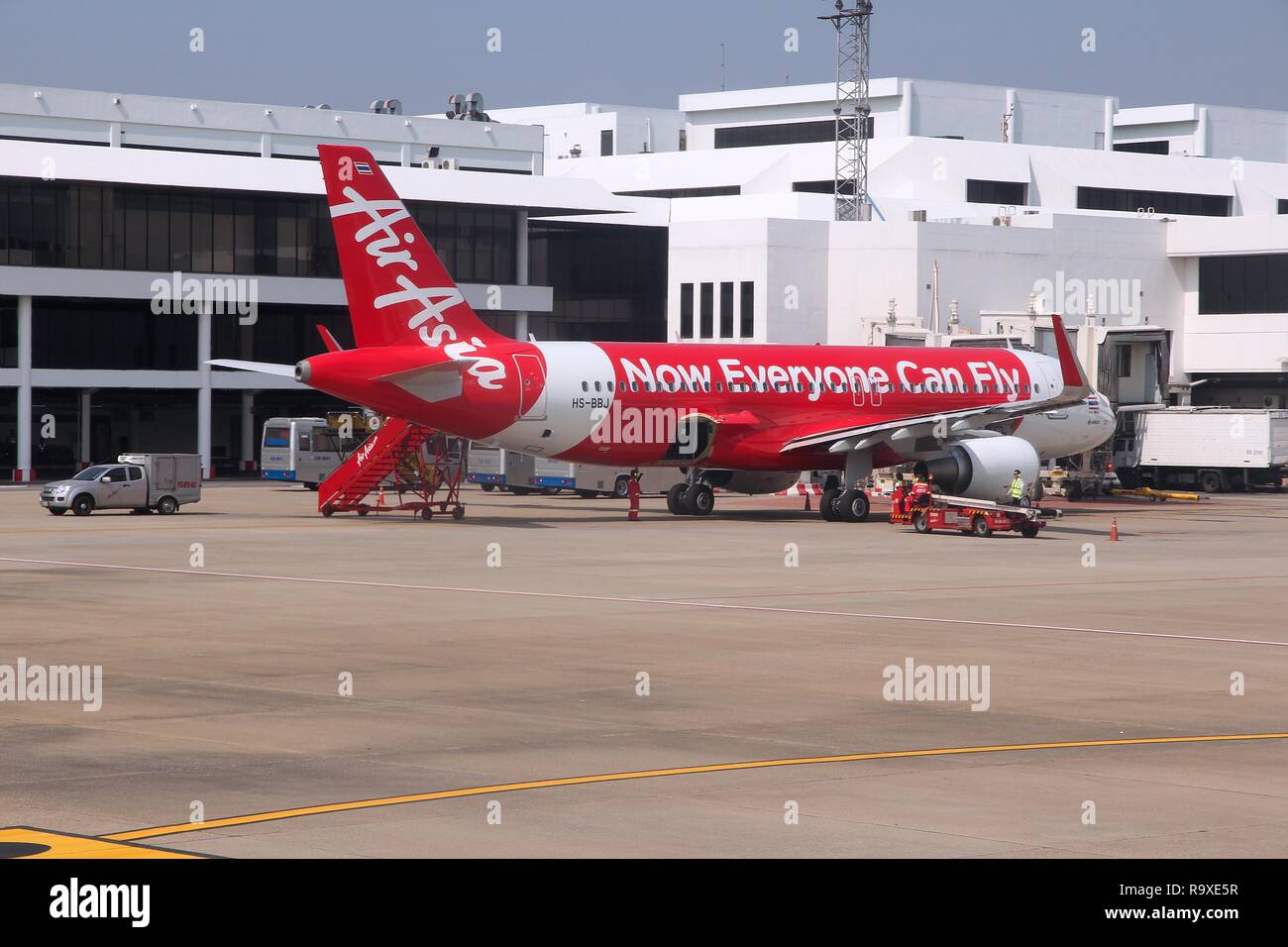 BANGKOK, THAILAND - 21. Dezember 2013: Arbeitnehmer griff Luft Asien Airbus A320 in Bangkok Don Mueang Airport in Thailand. Air Asia fliegt 169 aircraf Gruppe Stockfoto