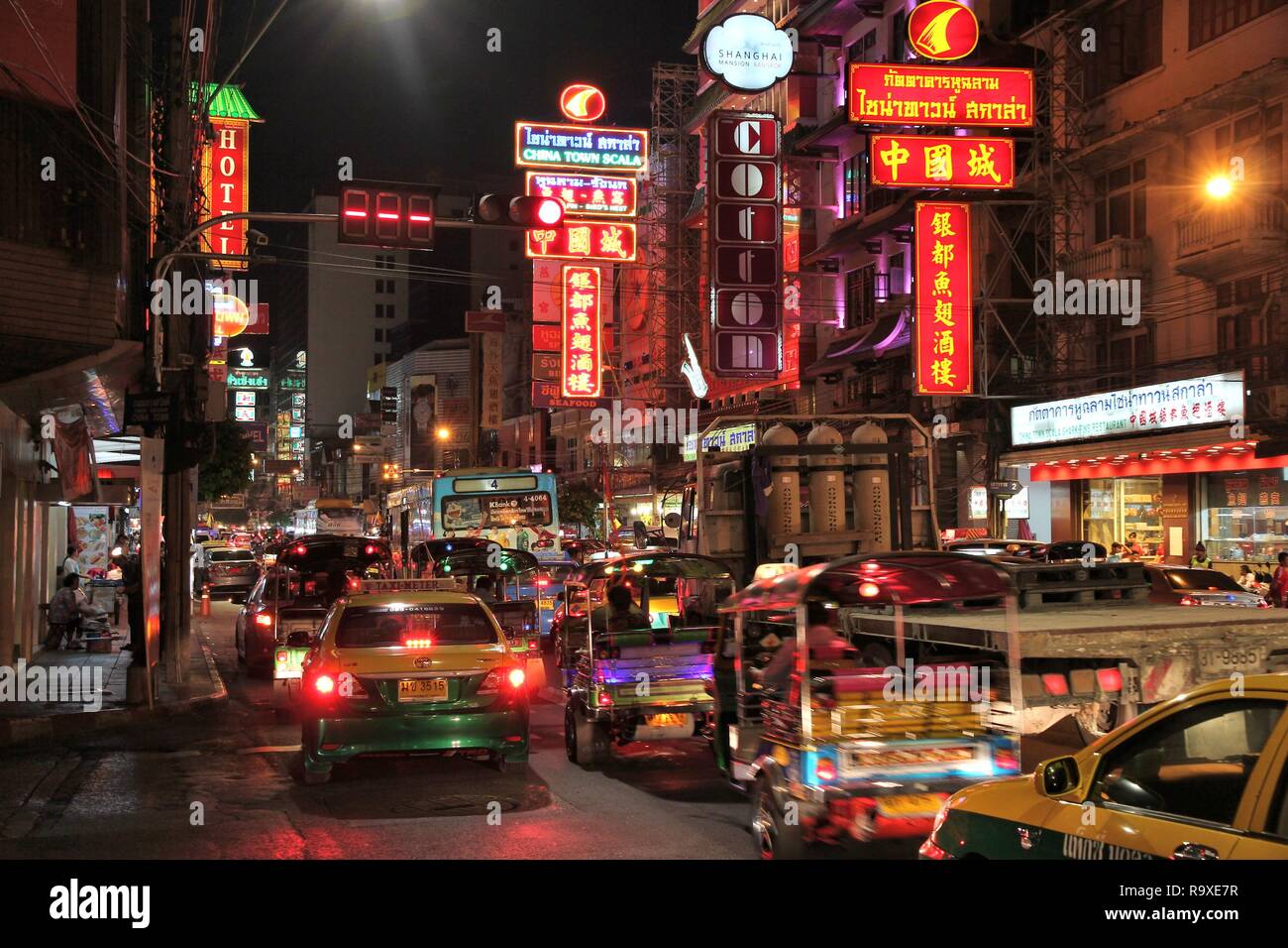 BANGKOK, THAILAND - Dezember 6, 2013: die Menschen besuchen Sie Chinatown in Bangkok. Samphanthawong District chinesische Gemeinschaft stammt aus mindestens bis 1780. Stockfoto